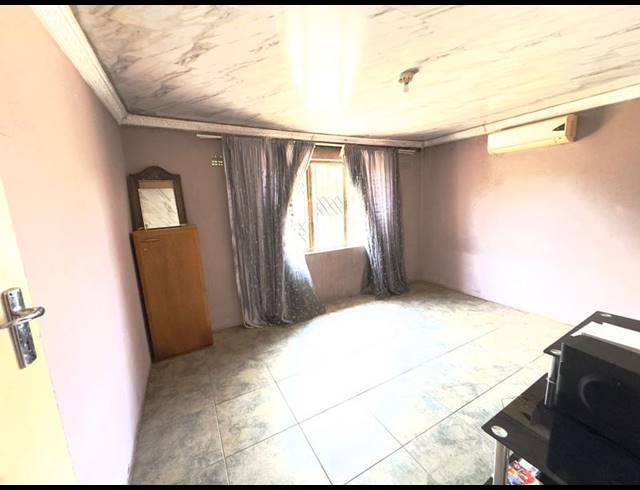 2 BEDROOM HOUSE FOR SALE IN UMLAZI Q
